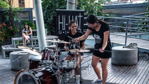 Leia mais sobre o artigo Hi Hat Girls: conheça o projeto para mulheres bateristas.