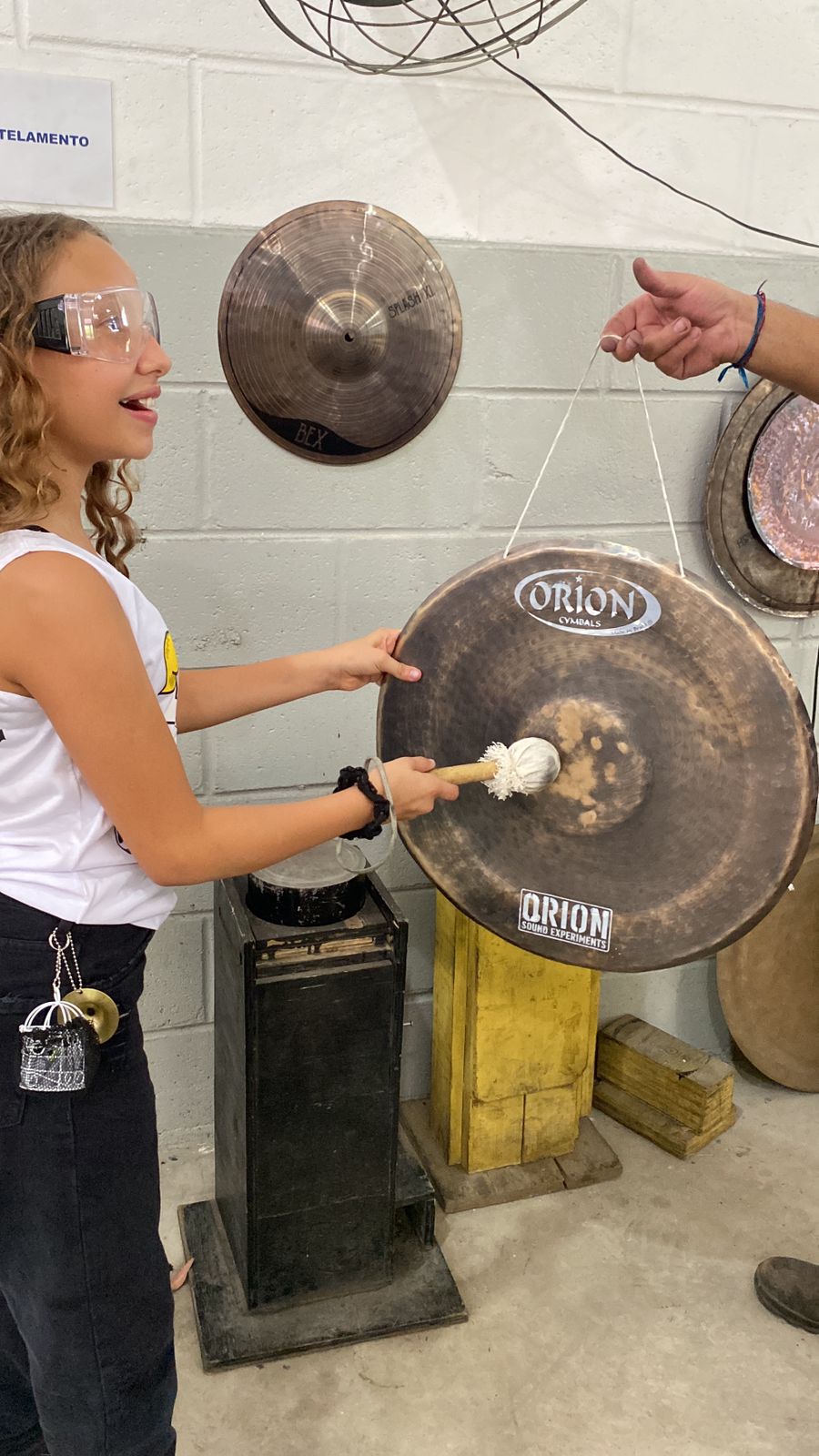 Leia mais sobre o artigo Baterista Bibi na Batera visita fábrica da Orion Cymbals!